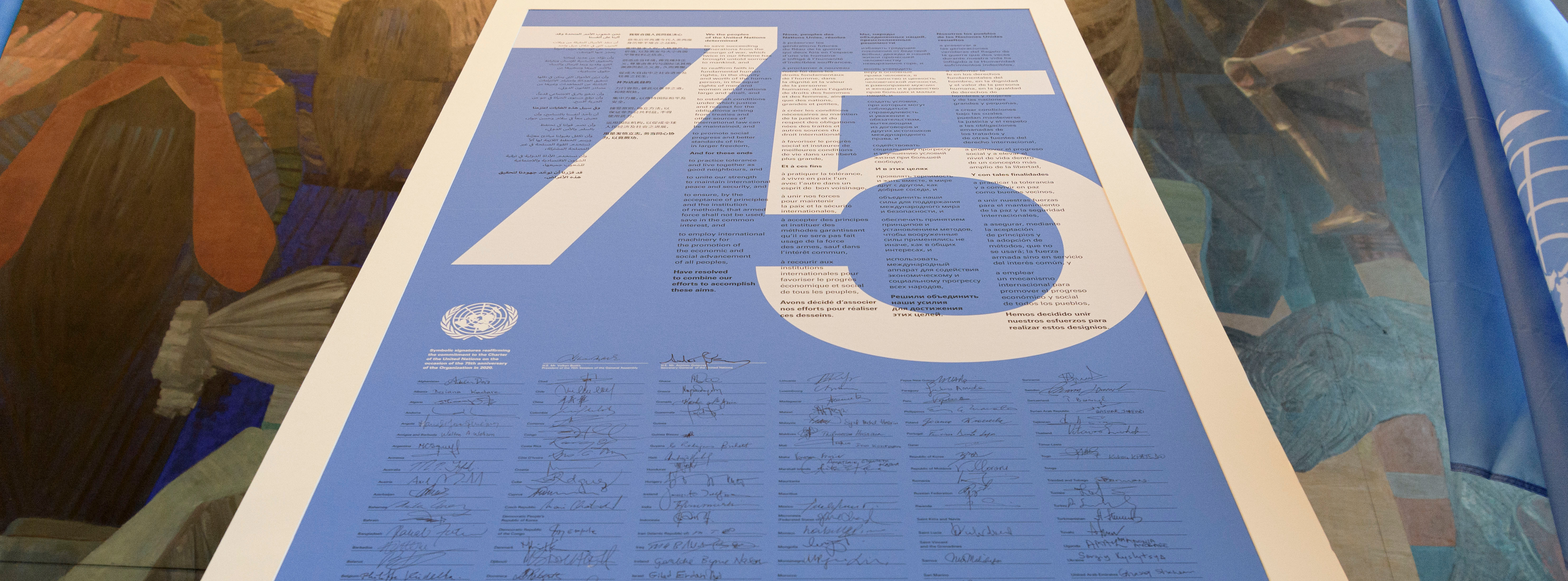 印有数字“75”、写有许多签名的海报