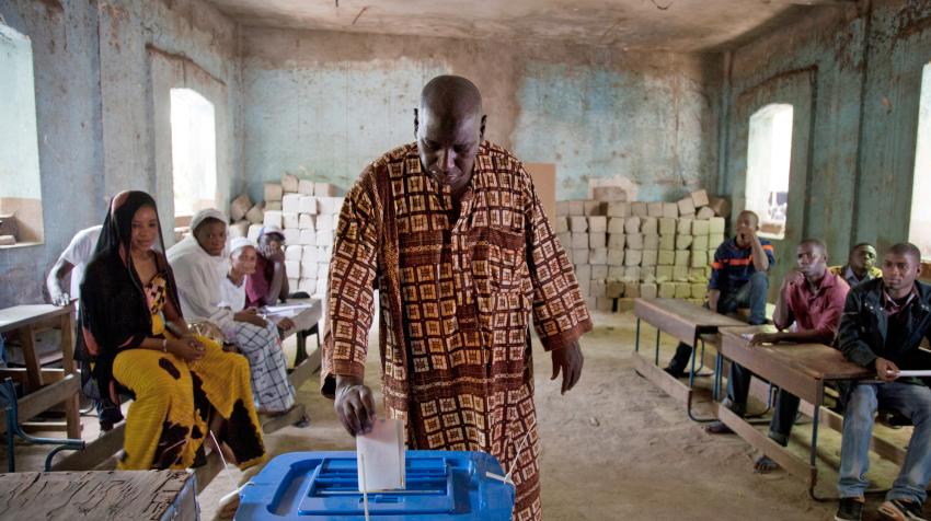 2013年，一名男子在马里的一个投票站投票。