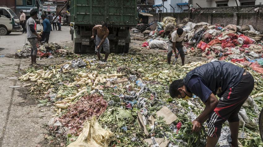 2017年7月31日，尼泊尔加德满都Kalimati蔬菜市场附近街道上的食物残渣。粮农组织-马格南图片社/Chris Steele-Perkins
