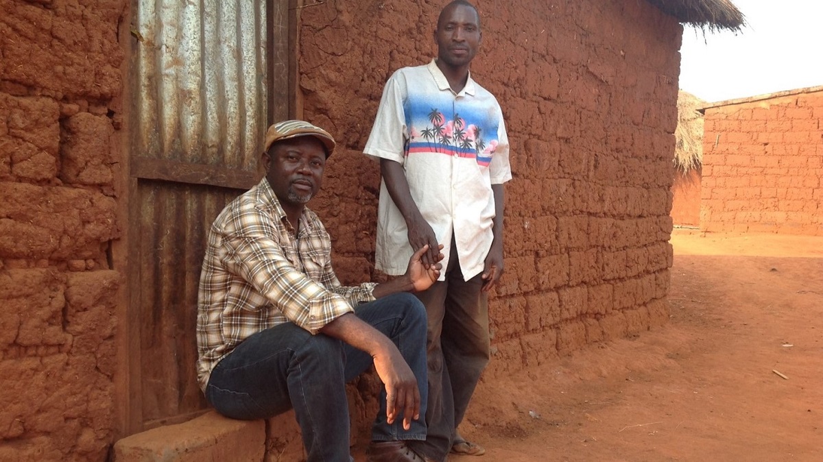 Geraldo Basilua (left) with a trainee in Cuanza Norte Province, Angola.