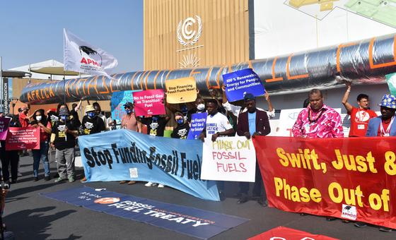 在气候大会的民间社会和能源日，活动人士抗议在非洲进行的石油和天然气勘探。