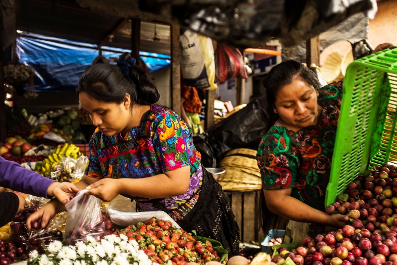Mujeres acomodando sus cosechas, sureste de Guatemala.