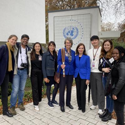 国际环境教育基金会主席莱斯利•琼斯与《联合国气候变化框架公约》的艾娜•帕尔瓦诺瓦在德国波恩举起“时不我待”接力棒，摄于2022年10月14日，图片由阿拜•林提供。