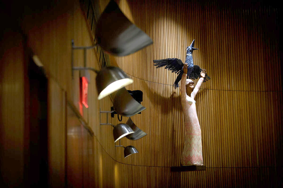 雕塑：女性放飞一只鸟