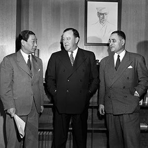 联合国历史照片：秘书长特里格夫•赖伊（左），胡世泽（中），拉尔夫•邦奇（右）