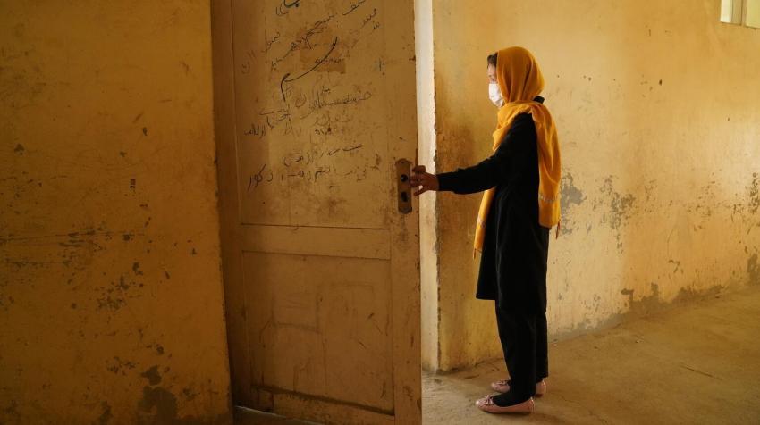 年5月8日，针对阿富汗Sayed ul-Shuhada高中学生的野蛮袭击造成85人死亡（其中42人为女学生），200多人受伤。12岁的Zakia决心重返学校，实现自己的梦想。儿基会/UN0514375/